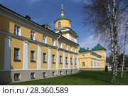 Церковь Митрофана, епископа Воронежского, и корпуса богадельни. Покровский Хотьковский женский монастырь. Московская область, город Хотьково, Сергиево-Посадский район (2018 год). Стоковое фото, фотограф Алексей Гусев / Фотобанк Лори