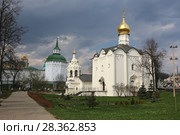 Пятницкое подворье Свято-Троицкой Сергиевой лавры. Храм во имя св. великомученицы Параскевы Пятницы и церковь Введения Пресвятой Богородицы во Храм на Подоле весной. Московская область, город Сергиев Посад (2018 год). Редакционное фото, фотограф Алексей Гусев / Фотобанк Лори