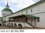 Водяная башня и певческий корпус келий Троице-Сергиевой лавры. Город Сергиев Посад. Московская область (2018 год). Стоковое фото, фотограф Алексей Гусев / Фотобанк Лори