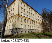 Пятиэтажный кирпичный дом, построен в 1951 году. ЗАО «Научно-технический центр „Комсет”». 1-я Парковая улица, 7. Район Измайлово. Город Москва (2018 год). Редакционное фото, фотограф lana1501 / Фотобанк Лори