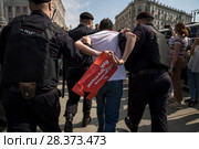 Задержание сотрудниками ОМОНа молодого человека с баннером во время несанкционированного акции "Он нам не царь!" на Пушкинской площади в центре города Москвы, Россия, 5 мая 2018. Редакционное фото, фотограф Николай Винокуров / Фотобанк Лори