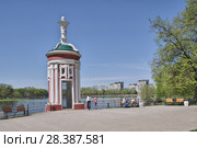 Москва. Парк "Усадьба Михалково". Вид на старую парковую беседку после реконструкции (2018 год). Редакционное фото, фотограф Илюхина Наталья / Фотобанк Лори