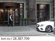 Москва, швейцар у отеля The Ritz-Carlton на ТВерской (2018 год). Редакционное фото, фотограф Дмитрий Неумоин / Фотобанк Лори