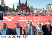 Москва, политик Сергей Бабурин и люди несут большое знамя Победы на акции "Бессмертный полк" 9 мая 2018 года. Редакционное фото, фотограф Дмитрий Неумоин / Фотобанк Лори