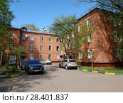 Skhodnya, Russia - May 07. 2018. residential buildings of red brick in old buildings. Редакционное фото, фотограф Володина Ольга / Фотобанк Лори