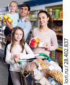 Parents with two kids buying fruit yoghurt. Стоковое фото, фотограф Яков Филимонов / Фотобанк Лори