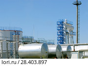 Россия, Тюменская область,   Уватский район;  Усть-Тегусское нефтяное месторождение;  емкости для нефти. Стоковое фото, фотограф Александр Циликин / Фотобанк Лори