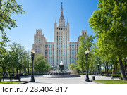 Москва. Кудринская площадь. Вид на фонтан в сквере и сталинскую высотку (2018 год). Стоковое фото, фотограф Татьяна Белова / Фотобанк Лори