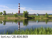 Районная тепловая станция на берегу пруда. Московская область, город Железнодорожный (Большая Балашиха) (2018 год). Редакционное фото, фотограф Алексей Гусев / Фотобанк Лори