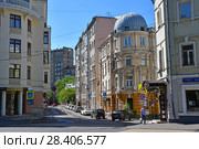 Москва, Ростовский 4-й переулок, 2 ст1. Пересечение с улицей Плющиха (2018 год). Редакционное фото, фотограф Овчинникова Ирина / Фотобанк Лори