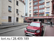Москва, Трёхпрудный переулок с видом на Большой Палашевский переулок (2018 год). Редакционное фото, фотограф Дмитрий Неумоин / Фотобанк Лори