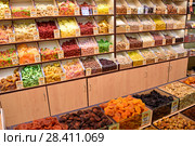Орехи и сухофрукты на полках в магазине (2018 год). Редакционное фото, фотограф Юрий Морозов / Фотобанк Лори
