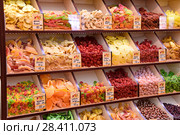 Орехи и сухофрукты на полках в магазине (2018 год). Редакционное фото, фотограф Юрий Морозов / Фотобанк Лори