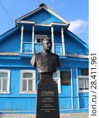 Тверская область, Ржевский район, деревня Хорошево. Музей "Калининский фронт. Август 1943 года". Бюст И.В.Сталина перед мемориальной избой-музеем (2018 год). Редакционное фото, фотограф Елена Орлова / Фотобанк Лори