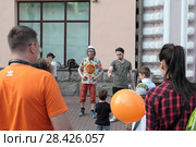 Москва, молодые люди исполняют перед зрителями театральные сценки на старом Арбате (2018 год). Редакционное фото, фотограф Дмитрий Неумоин / Фотобанк Лори