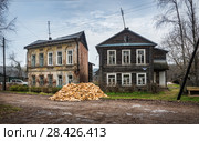 Два старых дома Two old wooden houses (2018 год). Стоковое фото, фотограф Baturina Yuliya / Фотобанк Лори