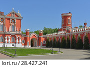 Petrovsky Palace was built for Catherine Great and designed by  architect Kazakov in 1782. Courtyard (2018 год). Редакционное фото, фотограф Валерия Попова / Фотобанк Лори