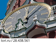 12:05. Куранты крупным планом. Спасская башня Кремля. Солнечный день. Москва (2018 год). Стоковое фото, фотограф E. O. / Фотобанк Лори