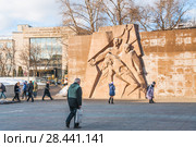 Мемориальная барельефная композиция, посвященная боям декабрьского вооруженного восстания 1905 года на фасаде наземного вестибюля станции метро "Баррикадная". Москва (2018 год). Редакционное фото, фотограф Алёшина Оксана / Фотобанк Лори