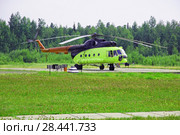 Пассажирский вертолет Ми-8, стоящий на сельской вертолетной площадки села Хулимсунт ХМАО-Югра (2017 год). Редакционное фото, фотограф Круглов Олег / Фотобанк Лори