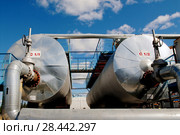 Россия, Усть-Тегусское нефтяное месторождение; Уватский район; Тюменская область. Обустройство  нового месторождения, ёмкости (2006 год). Редакционное фото, фотограф Александр Циликин / Фотобанк Лори