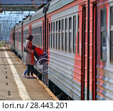 Skhodnya, Russia - May 09. 2018. man in wheelchair enters a train. Редакционное фото, фотограф Володина Ольга / Фотобанк Лори