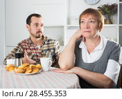 Elderly mother resents her son. Стоковое фото, фотограф Яков Филимонов / Фотобанк Лори