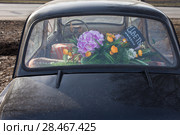 Букет цветов в старом автомобиле. Реклама. Стоковое фото, фотограф Victoria Demidova / Фотобанк Лори