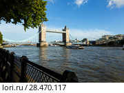 Daylight Establishing Shot London Iconic Landmark Tower Bridge. river transport (2017 год). Редакционное фото, фотограф Ирина Мойсеева / Фотобанк Лори