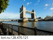 Daylight Establishing Shot London Iconic Landmark Tower Bridge. river transport (2017 год). Редакционное фото, фотограф Ирина Мойсеева / Фотобанк Лори