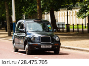 Legendary London taxi cab on the streets of London (2017 год). Редакционное фото, фотограф Ирина Мойсеева / Фотобанк Лори