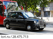 Legendary London taxi cab and red bus on the streets of London (2017 год). Редакционное фото, фотограф Ирина Мойсеева / Фотобанк Лори