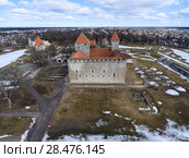 Вид сверху на двор крепости Курессааре. Остров Сааремаа, Эстония (2018 год). Редакционное фото, фотограф Кекяляйнен Андрей / Фотобанк Лори