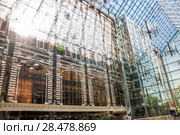 Атриум-холл бизнес-центра "Верейская Плаза - 3", Верейская ул., 29 строение 134 (2018 год). Редакционное фото, фотограф Алёшина Оксана / Фотобанк Лори