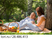 Adult couple picnicking in the summer park under the tree. Стоковое фото, фотограф Kirill Kedrinskiy / Ingram Publishing / Фотобанк Лори