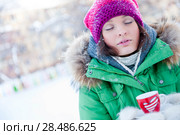 Young woman in winter outfit enjoy a coffee. Стоковое фото, фотограф Kirill Kedrinskiy / Ingram Publishing / Фотобанк Лори