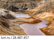 Lake with red water with dissolved pyrite salts in the desert landscape of a spent quarry. Стоковое фото, фотограф Евгений Харитонов / Фотобанк Лори