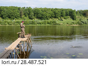 Рыбак вываживает пойманную рыбу из речки. Тульская область. Заокский район. Река Ока. Стоковое фото, фотограф Игорь Низов / Фотобанк Лори