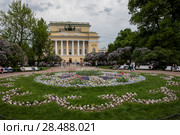 Клумба на площади Островского и фасад здания Александринского театра в центре города Санкт-Петербурга, Россия (2018 год). Редакционное фото, фотограф Николай Винокуров / Фотобанк Лори