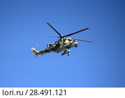Ударно-боевые вертолеты "Ми-24П" во время парада, посвященного 73-летию Победы в Великой Отечественной войне, пролетают в небе над Красной площадью (2018 год). Редакционное фото, фотограф Free Wind / Фотобанк Лори
