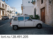 Vintage white car in Trullo trulli city streets in Italy (2018 год). Стоковое фото, фотограф Aleksejs Bergmanis / Фотобанк Лори