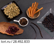 Cloves cardamom cinnamon vanilla juniper berries and dried cranberries Gyn tonic spices. Стоковое фото, агентство Ingram Publishing / Фотобанк Лори