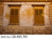 Ciutadella Menorca wooden shutter window on grunge yellow downtown wall at Balearic islands (2013 год). Стоковое фото, фотограф Tono Balaguer / Ingram Publishing / Фотобанк Лори