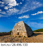 Menorca Ciutadella Naveta des Tudons megalithic chamber tomb In Balearic islands (2013 год). Стоковое фото, фотограф Tono Balaguer / Ingram Publishing / Фотобанк Лори