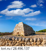 Menorca Ciutadella Naveta des Tudons megalithic chamber tomb In Balearic islands (2013 год). Стоковое фото, фотограф Tono Balaguer / Ingram Publishing / Фотобанк Лори