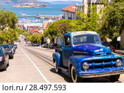 San Francisco Hyde Street and vintage car with Alcatraz California USA (2013 год). Стоковое фото, фотограф Tono Balaguer / Ingram Publishing / Фотобанк Лори