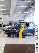 Продажа новых автомобилей Лада Калина, Лада Гранта и Лада Веста в автосалоне (2017 год). Редакционное фото, фотограф Евгений Ткачёв / Фотобанк Лори