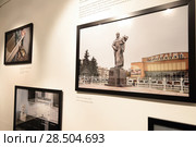 Москва, фотовыставка "В поисках Ленина" в галерее имени братьев Люмьер (2018 год). Редакционное фото, фотограф Дмитрий Неумоин / Фотобанк Лори