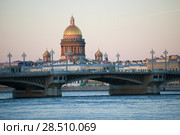 Благовещенский мост и купол Исаакиевского собора  майским вечером. Санкт-Петербург, Россия (2018 год). Стоковое фото, фотограф Виктор Карасев / Фотобанк Лори