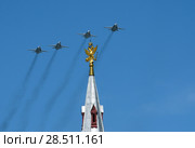 Модернизированные фронтовые бомбардировщики с крылом изменяемой стреловидности Су-24М во время парада, посвященного 73-летию Победы в Великой Отечественной войне, пролетают в небе над Красной площадью (2018 год). Редакционное фото, фотограф Free Wind / Фотобанк Лори